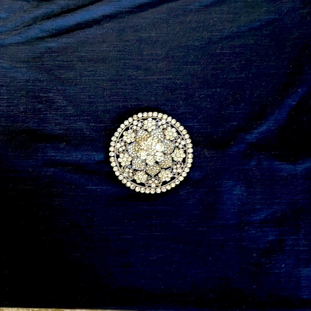 Gorgeous rhinestone brooch in new condition!